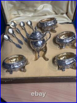 Ancien Coffret 4 Salerons Et Un Moutardier En Argent Massif Poinçon Minerve Ancien Coffret 4 Salerons Et Un Moutardier En Argent Massif Poinçon Minerve