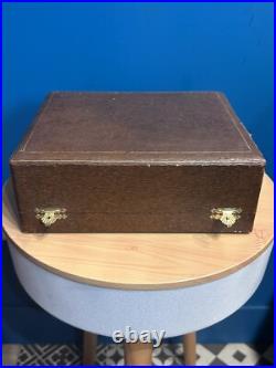 Ancien Coffret 4 Salerons Et Un Moutardier En Argent Massif Poinçon Minerve Ancien Coffret 4 Salerons Et Un Moutardier En Argent Massif Poinçon Minerve