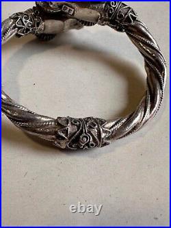 Ancien bracelet jonc en argent massif poinçon 925, têtes de béliers, poids 42.63