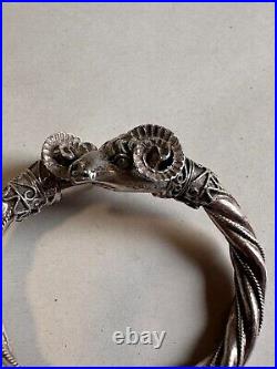 Ancien bracelet jonc en argent massif poinçon 925, têtes de béliers, poids 42.63