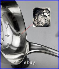 Ancienne Cuillère Saupoudreuse ou passe thé en argent massif poinçon 1er titre