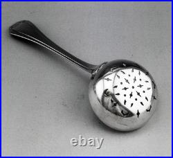 Ancienne Cuillère Saupoudreuse ou passe thé en argent massif poinçon 1er titre Ancienne Cuillère Saupoudreuse ou passe thé en argent massif poinçon 1er titre