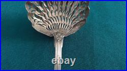 Ancienne Pelle à Saupoudrer en Argent Massif Poinçon Minerve Style Louis XV