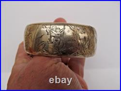 Bracelet manchette en argent massif poinçon au crabe décor Ciselé scène galante