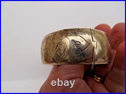 Bracelet manchette en argent massif poinçon au crabe décor Ciselé scène galante