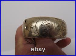 Bracelet manchette en argent massif poinçon au crabe décor Ciselé scène galante