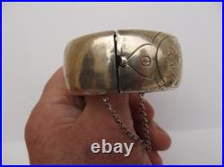 Bracelet manchette en argent massif poinçon au crabe décor Ciselé scène galante