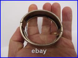Bracelet manchette en argent massif poinçon au crabe décor Ciselé scène galante
