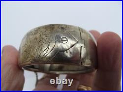 Bracelet manchette en argent massif poinçon au crabe décor Ciselé scène galante