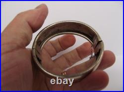Bracelet manchette en argent massif poinçon au crabe décor Ciselé scène galante