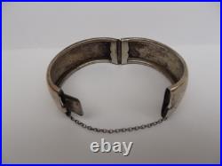 Bracelet manchette en argent massif poinçon au crabe décor Ciselé scène galante