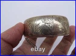 Bracelet manchette en argent massif poinçon au crabe décor Ciselé scène galante