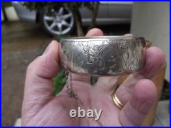 Bracelet manchette en argent massif poinçon au crabe décor Ciselé scène galante