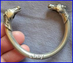 Bracelet vintage jonc ouvert à têtes de chevaux en argent massif Poinçons