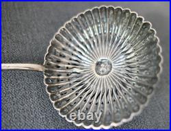 CUILLÈRE À SAUPOUDRER EN ARGENT MASSIF POINÇON MINERVE 19ème STYLE LOUIS XVI