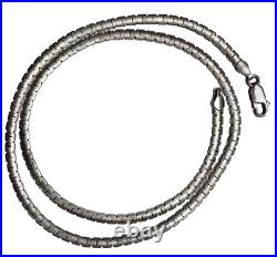Collier, chaine moderne en argent massif poinçonnée 925 et poinçon orfèvre N°1 Collier, chaine moderne en argent massif poinçonnée 925 et poinçon orfèvre N°1