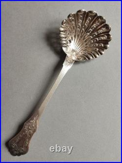 Cuillère Saupoudreuse en Argent ajouré, poinçon minerve 1er titre, Poids 37 g