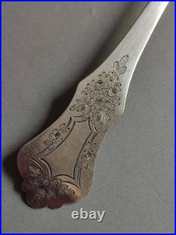 Cuillère Saupoudreuse en Argent ajouré, poinçon minerve 1er titre, Poids 37 g