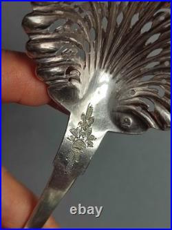 Cuillère Saupoudreuse en Argent ajouré, poinçon minerve 1er titre, Poids 37 g