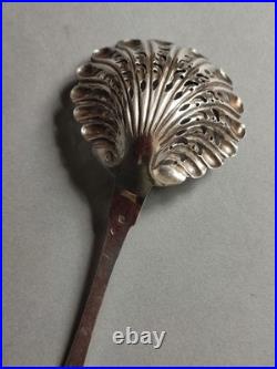 Cuillère Saupoudreuse en Argent ajouré, poinçon minerve 1er titre, Poids 37 g