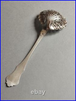 Cuillère Saupoudreuse en Argent ajouré, poinçon minerve 1er titre, Poids 37 g