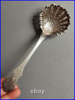 Cuillère Saupoudreuse en Argent ajouré, poinçon minerve 1er titre, Poids 37 g