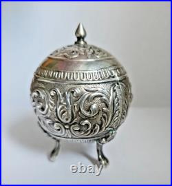 Objet De Vitrine Ancienne Poivriere En Argent Massif Poincons Decor Rinceaux