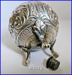 Objet De Vitrine Ancienne Poivriere En Argent Massif Poincons Decor Rinceaux