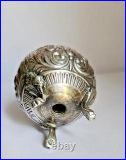 Objet De Vitrine Ancienne Poivriere En Argent Massif Poincons Decor Rinceaux