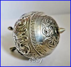 Objet De Vitrine Ancienne Poivriere En Argent Massif Poincons Decor Rinceaux