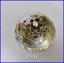Objet De Vitrine Ancienne Poivriere En Argent Massif Poincons Decor Rinceaux