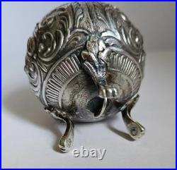 Objet De Vitrine Ancienne Poivriere En Argent Massif Poincons Decor Rinceaux