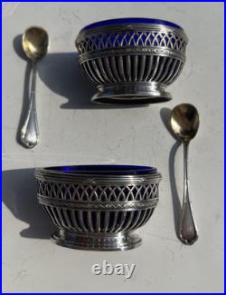 Paire De Salerons + Pelles A Sel En Argent Massif Poincon Minerve Verre Bleu