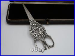 Rare Paire De Ciseaux A Raisins En Argent Massif Poincon Minerve Decor Angelots