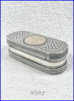 Rarissime Tabatière Ancienne Ciselée Poinçon Coq Argent Massif Et Or 18k Rarissime Tabatière Ancienne Ciselée Poinçon Coq Argent Massif Et Or 18k