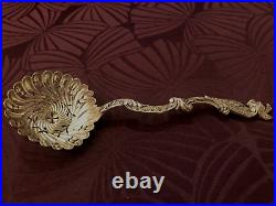 Splendide Saupoudreuse en argent massif poinçon SANGLIER, de Style Art Nouveau Splendide Saupoudreuse en argent massif poinçon SANGLIER, de Style Art Nouveau