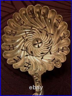 Splendide Saupoudreuse en argent massif poinçon SANGLIER, de Style Art Nouveau Splendide Saupoudreuse en argent massif poinçon SANGLIER, de Style Art Nouveau