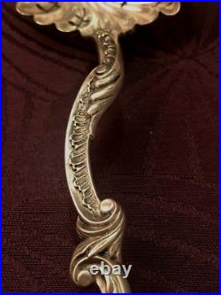 Splendide Saupoudreuse en argent massif poinçon SANGLIER, de Style Art Nouveau Splendide Saupoudreuse en argent massif poinçon SANGLIER, de Style Art Nouveau