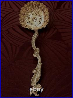 Splendide Saupoudreuse en argent massif poinçon SANGLIER, de Style Art Nouveau Splendide Saupoudreuse en argent massif poinçon SANGLIER, de Style Art Nouveau
