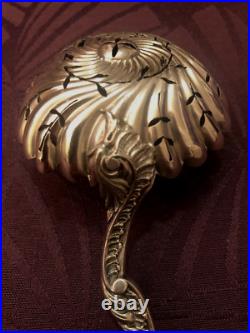 Splendide Saupoudreuse en argent massif poinçon SANGLIER, de Style Art Nouveau Splendide Saupoudreuse en argent massif poinçon SANGLIER, de Style Art Nouveau