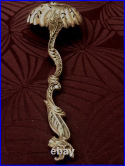 Splendide Saupoudreuse en argent massif poinçon SANGLIER, de Style Art Nouveau Splendide Saupoudreuse en argent massif poinçon SANGLIER, de Style Art Nouveau