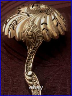 Splendide Saupoudreuse en argent massif poinçon SANGLIER, de Style Art Nouveau Splendide Saupoudreuse en argent massif poinçon SANGLIER, de Style Art Nouveau