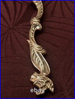 Splendide Saupoudreuse en argent massif poinçon SANGLIER, de Style Art Nouveau Splendide Saupoudreuse en argent massif poinçon SANGLIER, de Style Art Nouveau