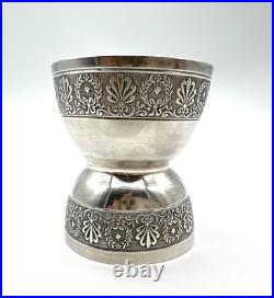 Superbe coquetier en argent massif Poinçon Minerve décor ciselé 25g 19em Superbe coquetier en argent massif Poinçon Minerve décor ciselé 25g 19em
